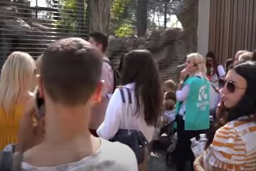 Горе-мать оставила ребенка в машине и ушла праздновать День Харькова: видео