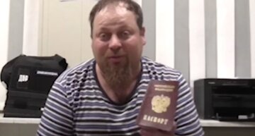 "Мне не нужен": житель Одессы публично сжег паспорт рф, видео