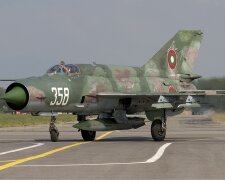 Bulgarian_Air_Force_Mikoyan-Gurevich_MiG-21bis_Lofting-2