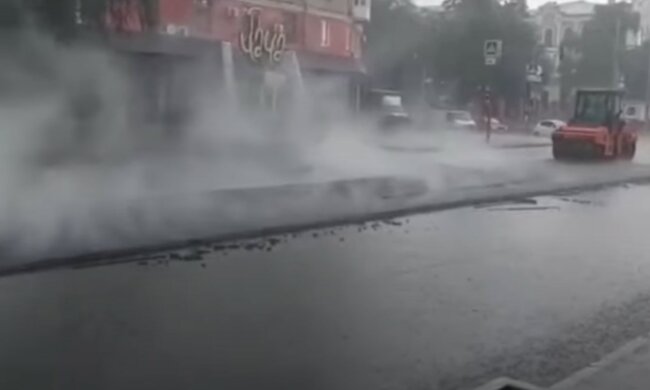 "Асфальт, который мы заслужили": в Харькове во время ливня ремонтировали дороги, видео
