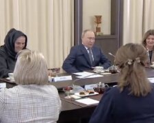 Путін зганьбився на зустрічі з "матерями" російських військових, кадри: їх усіх упізнали та назвали імена
