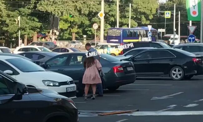 Кричущий інцидент у Дніпрі: серед білого дня чоловік забив ногами людину на милицях, кадри