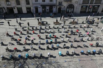 У центрі Львова поставили 109 дитячих порожніх колясок: "Це та страшна ціна війни"
