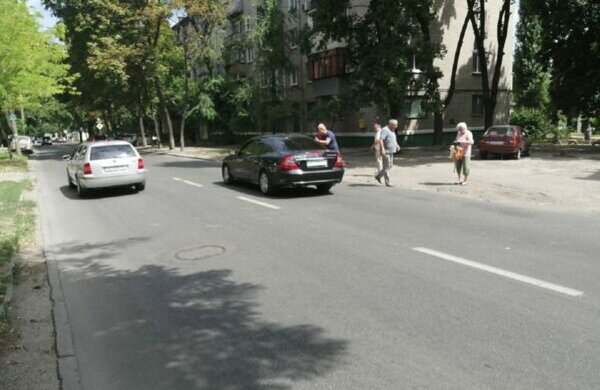 Днепрянин перевел бабушку через дорогу и "получил" от водителя: вопиющие кадры