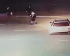Водитель сбил ребенка возле остановки и сбежал, видео: брошены силы на поиски