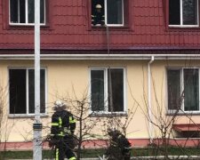 У Києві лікарню охопило полум'ям: з'їхалися рятувальники, фото