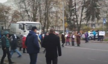 Під Києвом місцеві жителі перекрили трасу, відео: рух транспорту паралізовано