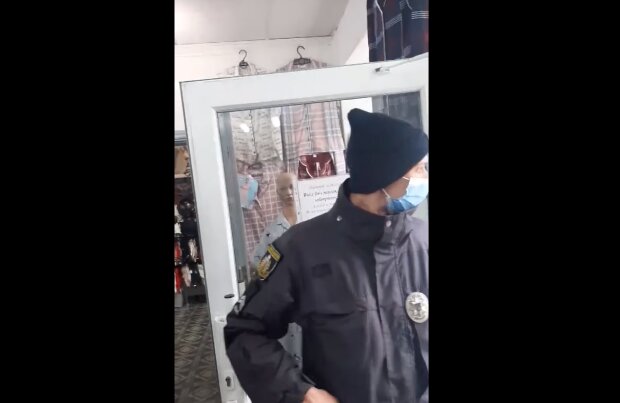 "Вы мешаете работать!": украинка выгнала полицейских из магазина во время проверки