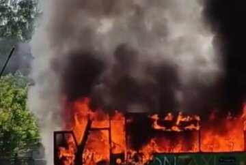 Люди выскакивали из горящей маршрутки в Харькове: первые кадры с места ЧП