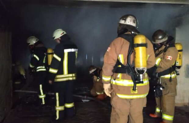 Рятувальники п'ять годин гасили пожежу на Харківщині, відомо про жертви: кадри з місця