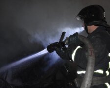 Огонь уничтожил грузовик и ангар в Одессе, спасателям пришлось нелегко: кадры пожара