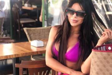 Модель з найкрасивішими сідницями побешкетувала в крихітному бікіні на піску: "Який персик"