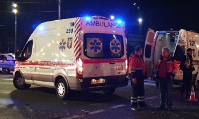 На дорозі в Дніпрі збили 9-річного хлопчика, кадри: на місце ДТП з'їхалися медики