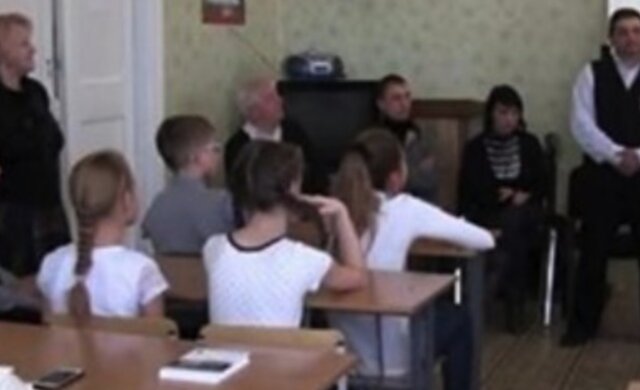 Дергает за волосы и не отпускает в туалет: скандал разгорается из-за травли школьницы на Прикарпатье