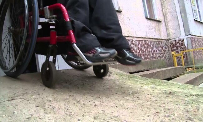 инвалид, ребенок-колясочник,