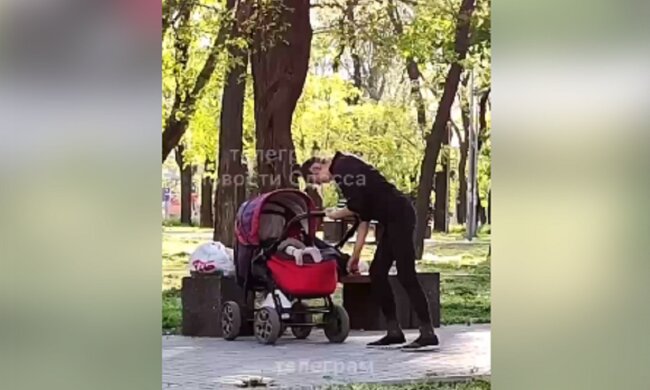 В Одесі горе-мати під "речовинами" гуляла з коляскою, відео: дитина лежала п'ятами вгору