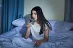 пьет воду