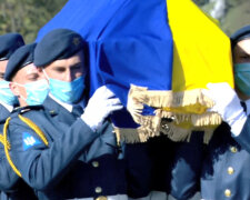 "Вечного вам полета": украинцы попрощались с офицерами и курсантами с Ан-26, кадры последнего пути