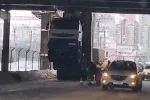 В Киеве самосвал протаранил мост, ликвидация аварии длится третий час: "врезался в путепровод и повис на..."