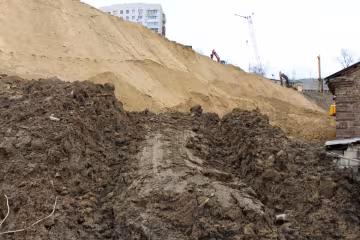 Помер мученицькою смертю: чоловіка привалило землею у Києві (відео)
