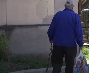 Негодяй отобрал пенсию у старенького украинца посреди улицы: "Предложил провести домой и..."