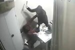 В Киеве банда иностранцев атаковала людей в обменниках: "с ножами, пистолетами и..."