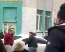 Таксист накинувся з кулаками на пішохода в Харкові, кадри: очевидці розкрили деталі