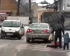 В Киеве сбили ребенка прямо на переходе, момент попал на видео: "От удара упал"