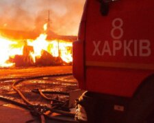 Масштабна пожежа розгорілася в Харкові, на допомогу кинуто цілий потяг: кадри НП