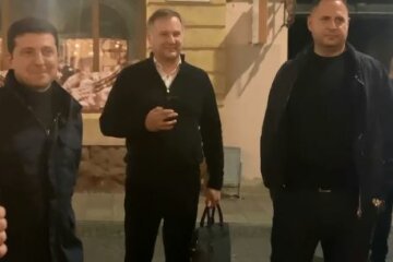 Парень получил деньги от Зеленского посреди улицы, момент попал на видео: "Немного засмущался..."