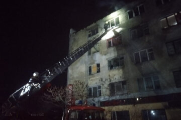Огонь охватил общежитие, дети оказались внутри: фото и что известно