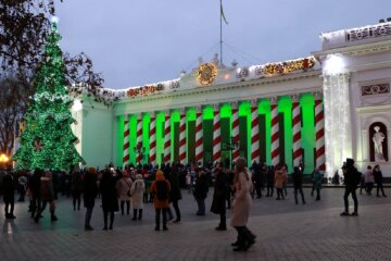 Відомій скульптурі в центрі Одеси відбили пікантну частину тіла: кадри того, що відбувається