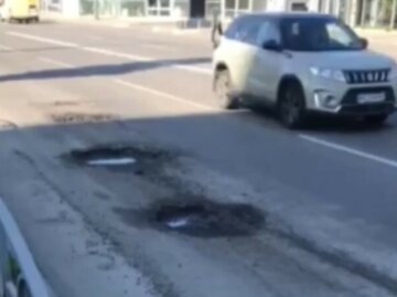 "Надо рядом шиномонтаж ставить": в Харькове на дорогах появились огромные ямы, фото