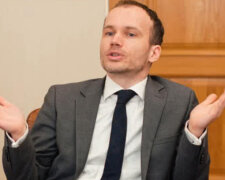 Министра Малюську застали за странным занятием в кабинете: "Коронавирус в голову ударил?"