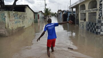 Сила стихії: людина в боротьбі проти урагану Метью (фото)