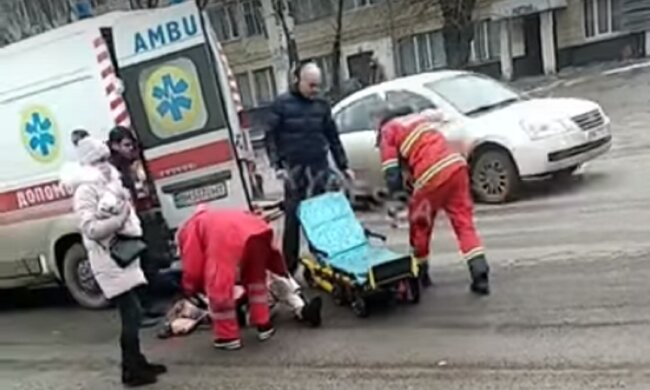 В Одессе водитель иномарки снес молоденьку девушку на "зебре", видео ДТП: "медики примчались и ..."