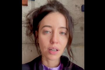 Надя Дорофеева плачет
