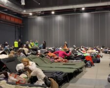 Украинских беженцев с детьми выселяют из общежитий в Польше: подробности скандала