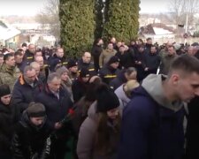 Трагедия в Хмельницкой области: много людей пришли провести в последний путь Героев, спасавших жизнь других
