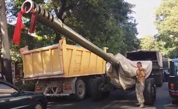 Военный грузовик попал в аварию в центре Одессы, движение остановлено: видео эпичного ДТП