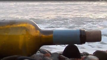 Бутылка на берегу