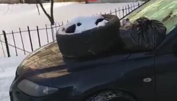 Киевлянка жестоко поплатилась за неправильную парковку, видео: "Подвезли мусор, шину и..."