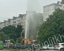 "Доверилась делам": в Харькове забил фонтан в десятки метров высотой, видео
