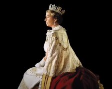 На руках у мамы и на велосипеде: редкие фото королевы Елизаветы II, с которой прощается мир