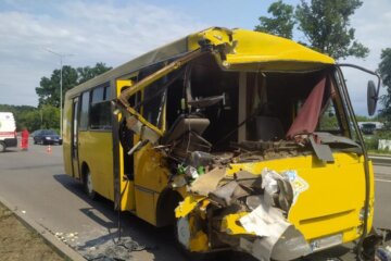 Багато поранених українців, частини автобуса розлетілися по дорозі: з'явилися кадри та подробиці важкої ДТП