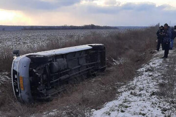 Автобус с юными спортсменами перевернулся на трассе: 20 детей находились внутри