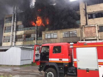Пожежа з вибухами на фабриці, їдкий дим накрив пів міста: кадри НП і термінова заява рятувальників