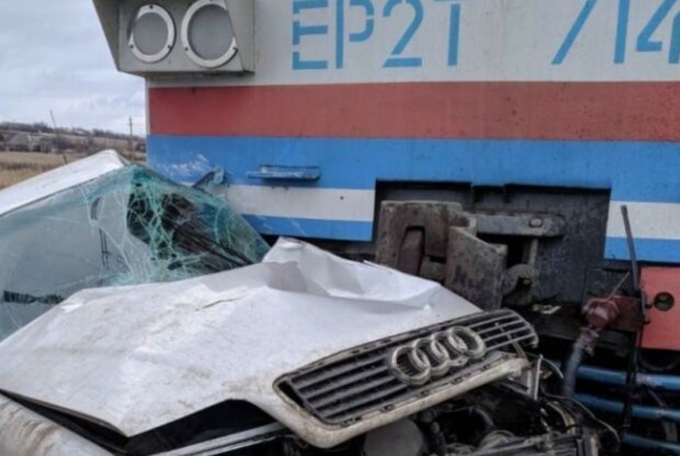 НП на залізниці: людей вирізають з понівеченого авто, кадри страшної аварії