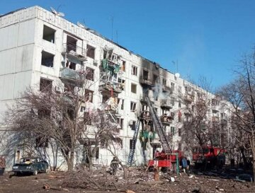 Росія обстріляла багатоповерхівку під Харковом, дитина не вижила: заява ДСНС