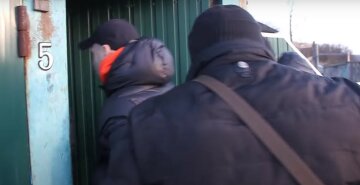 "Без денег в антисанитарии": в Харьковской области мужчина "взял в рабство" семь человек, видео